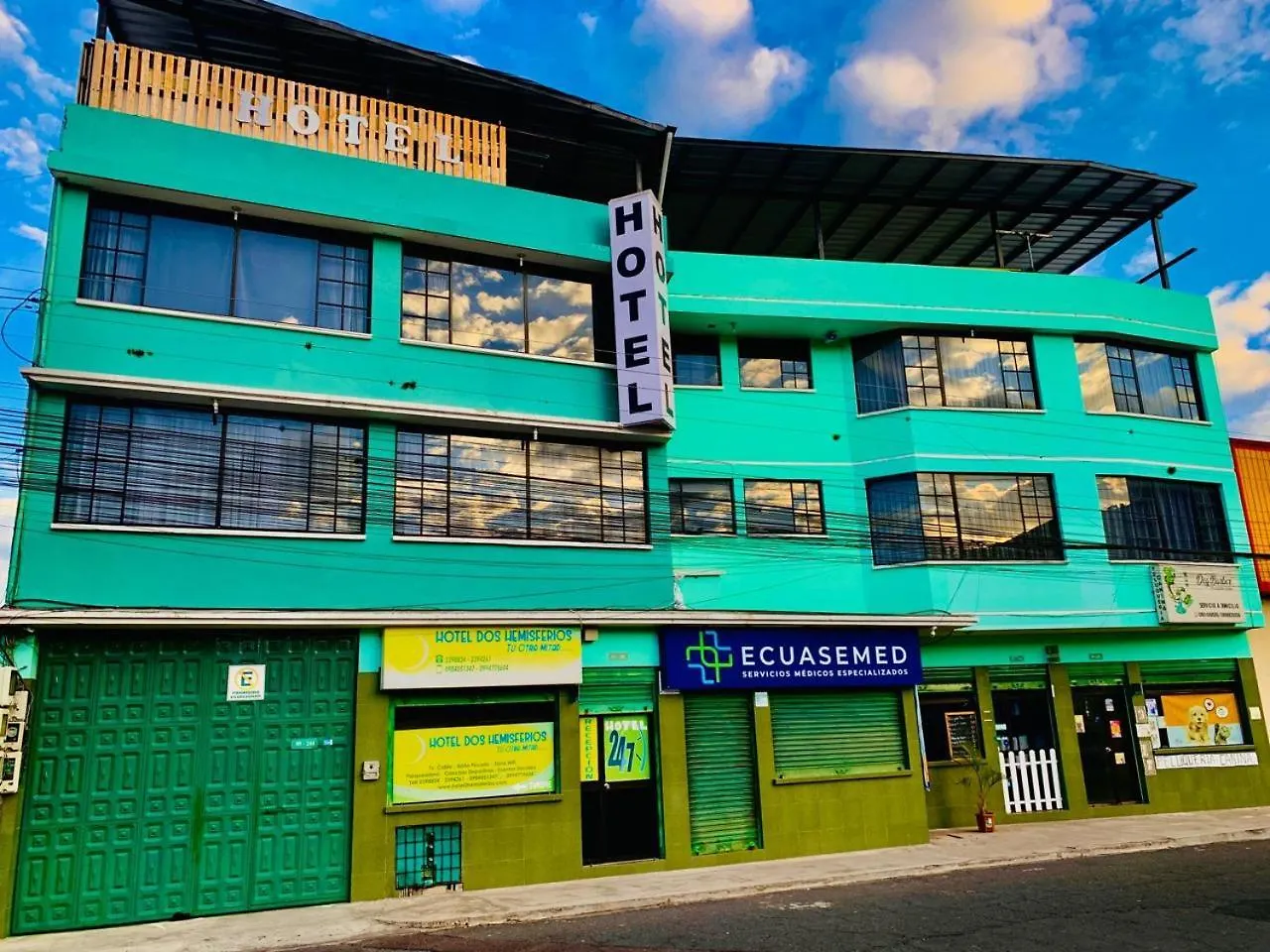 Dos Hemisferios Hotel Quito Ecuador